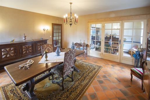 Charming Perigord villa and its wooded park of one hectare.
