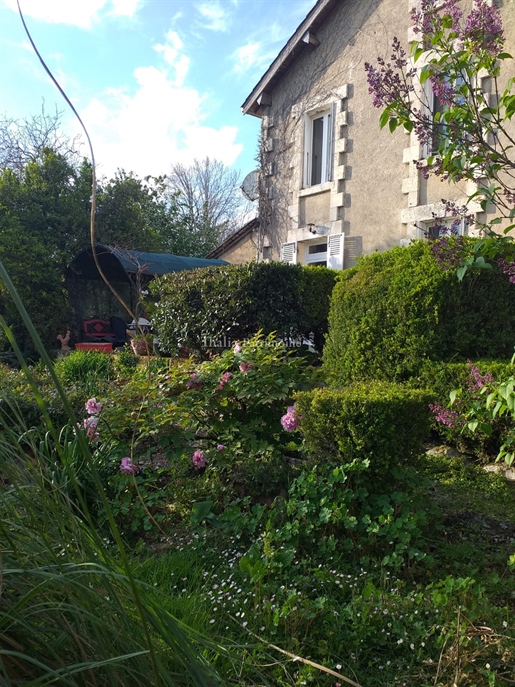 Op het platteland van de Périgord Vert, gastvrij en licht huis. Tuin, boomgaard en zwembad. Klok