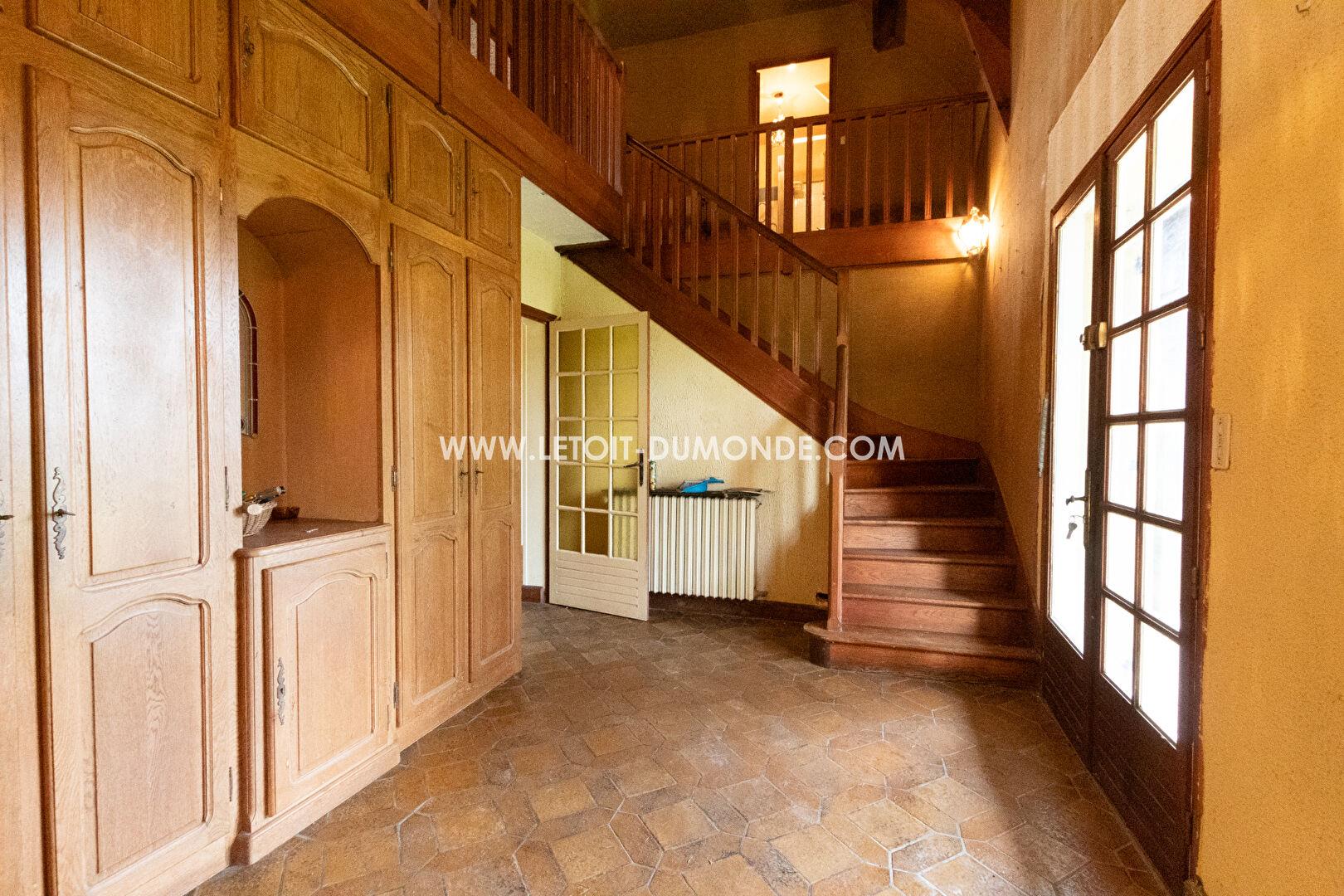 House 268 m² built (141 m² living space) 6 rooms, garden, garage