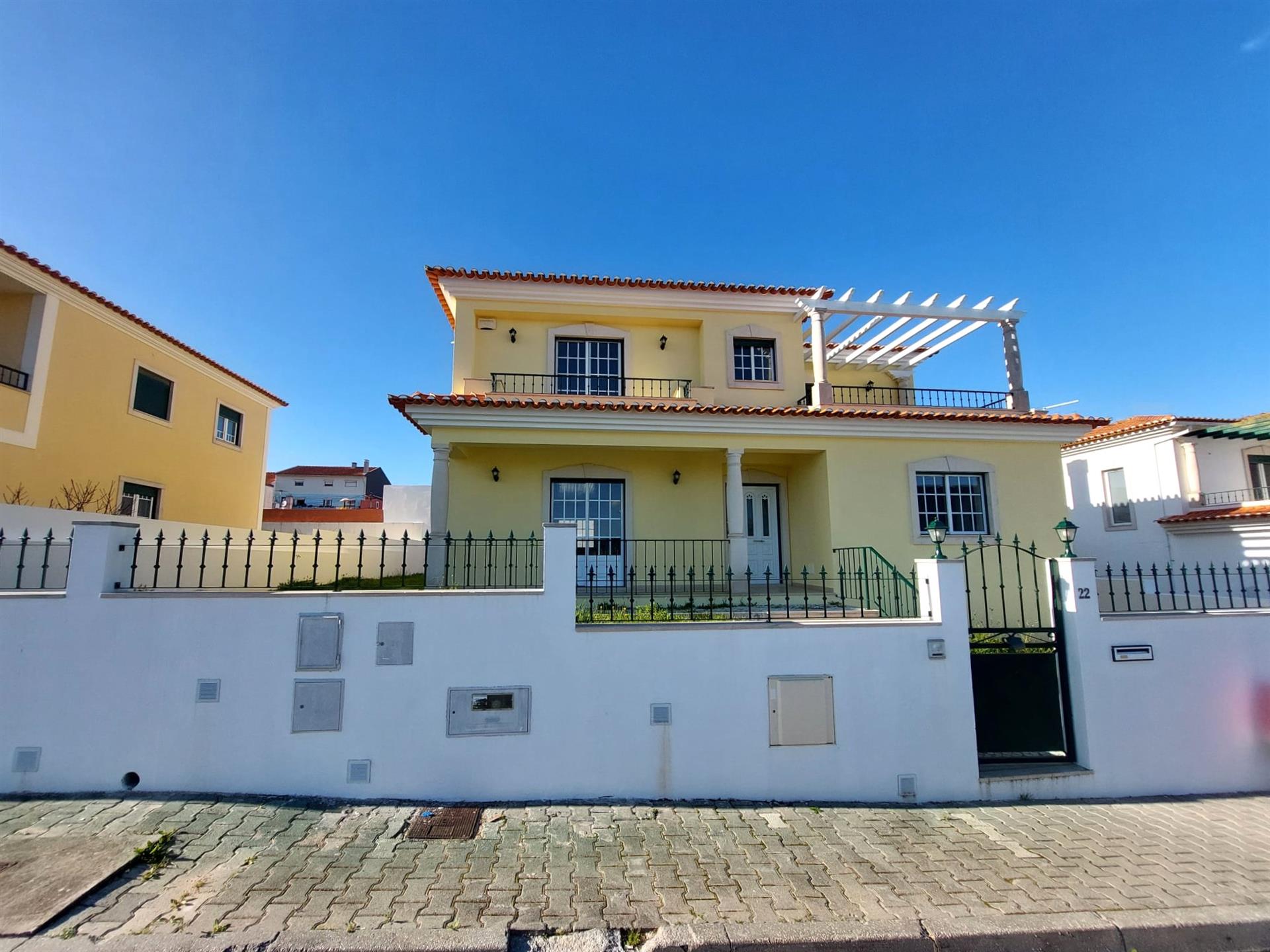 4 bedroom villa with garden and garage, in Bombarral