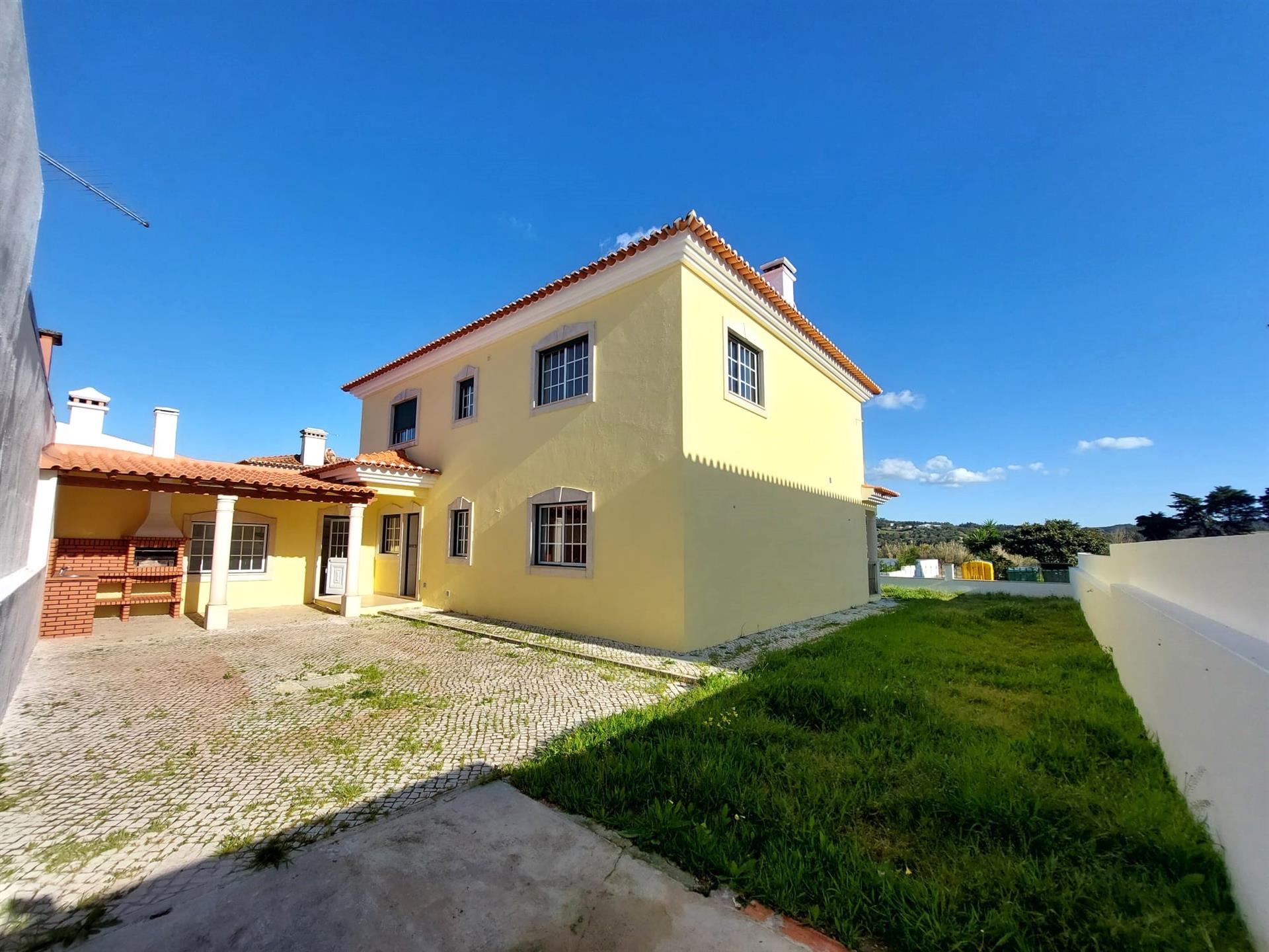 4 bedroom villa with garden and garage, in Bombarral