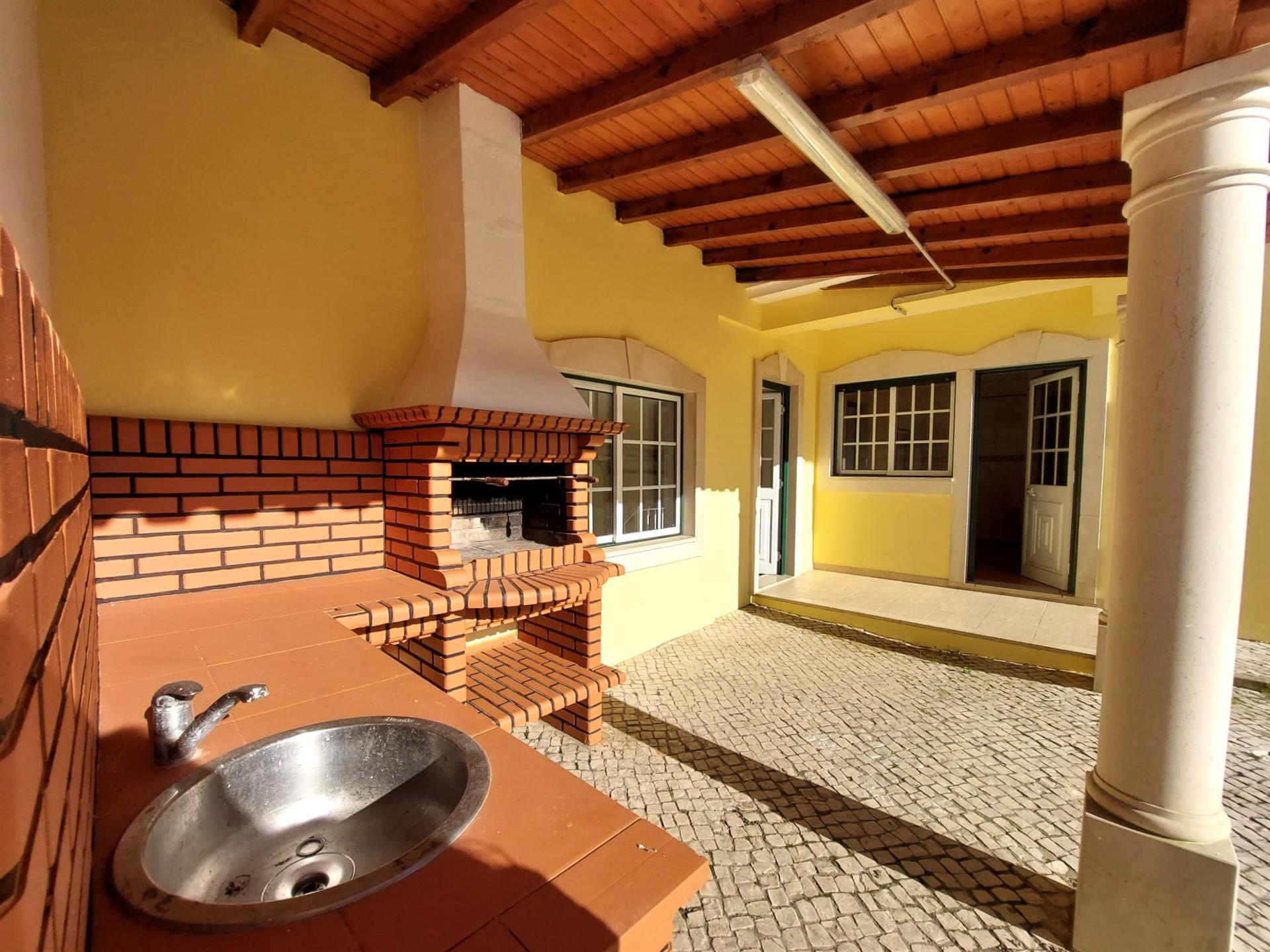4 bedroom villa with garden and garage, in Bombarral