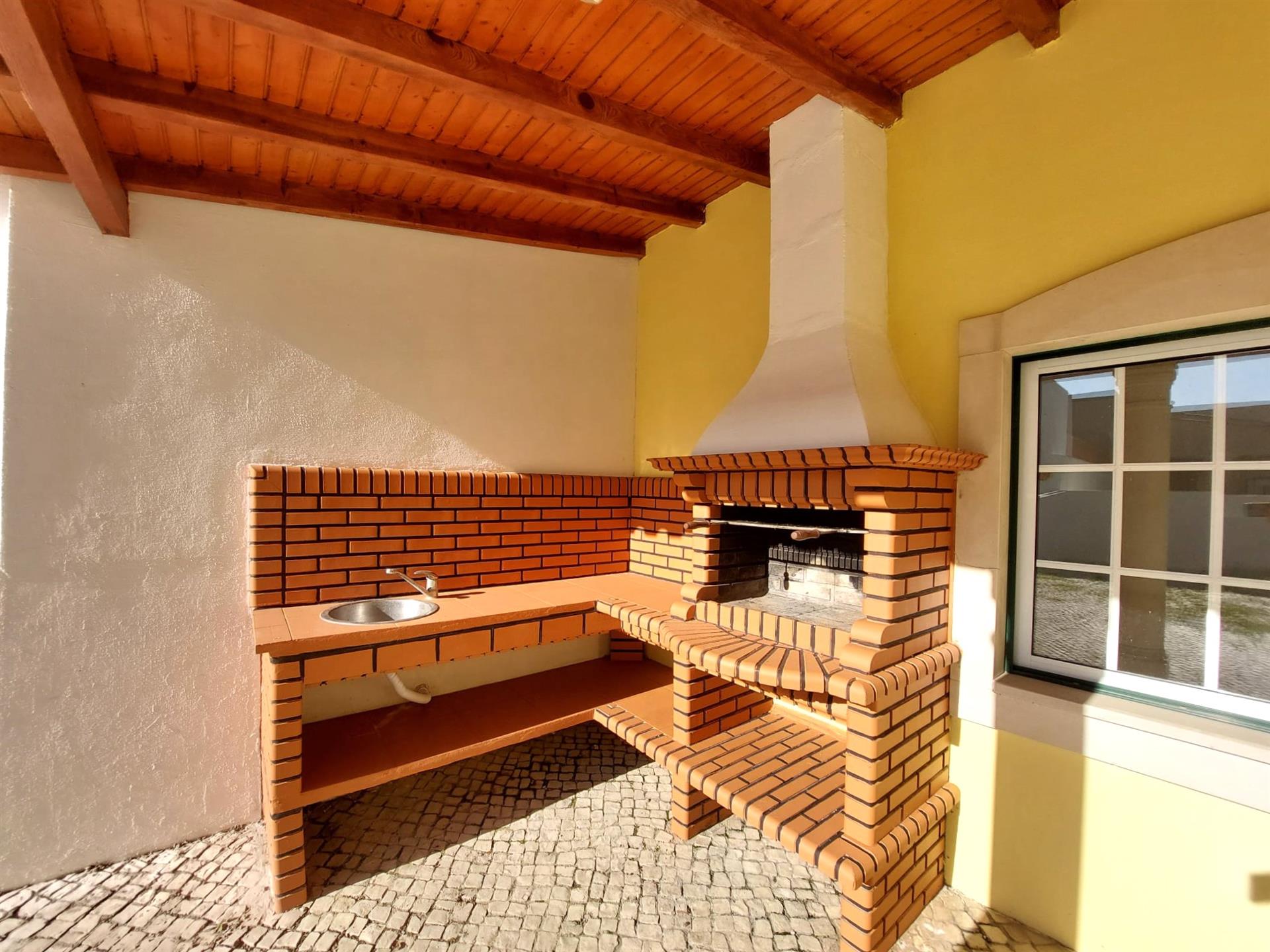 4 bedroom villa with garden and garage, in Bombarral