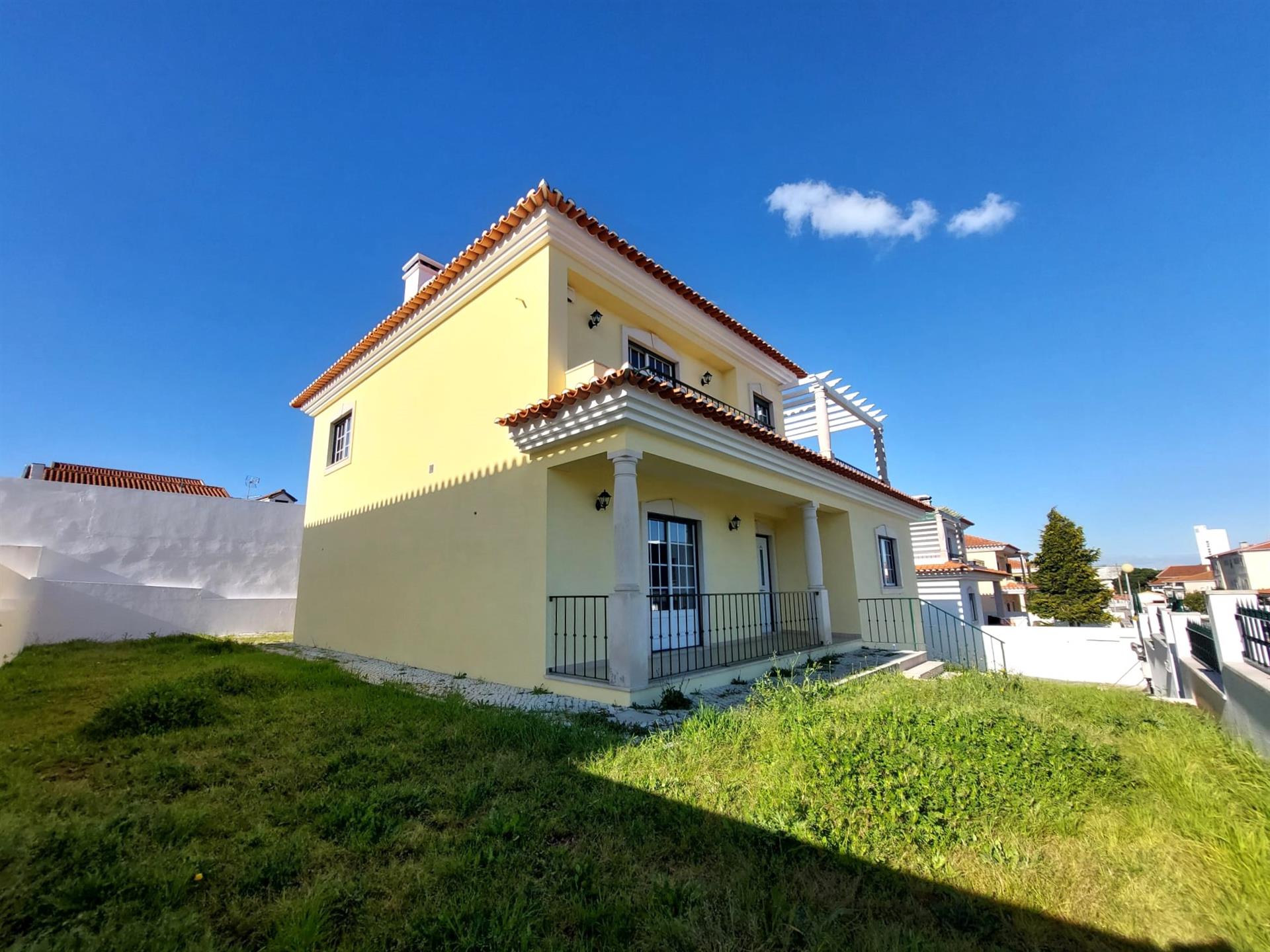 4 bedroom villa with garden and garage, in Bombarral