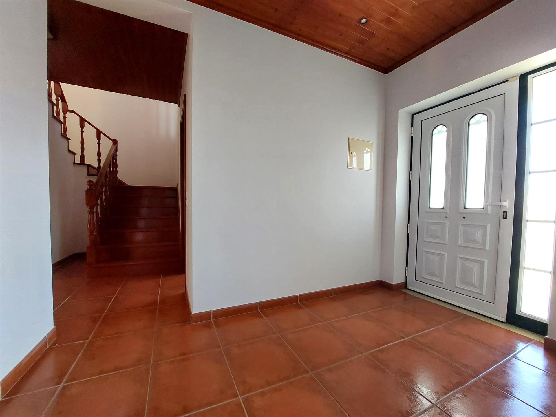 4 bedroom villa with garden and garage, in Bombarral