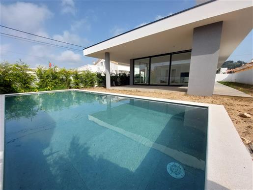Villa de 3 dormitorios con piscina y garaje en Alfeizerão