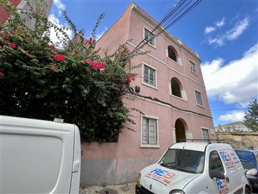 Charmant immeuble vacant, avec 6 unités de logement à côté du Musée d’Almada