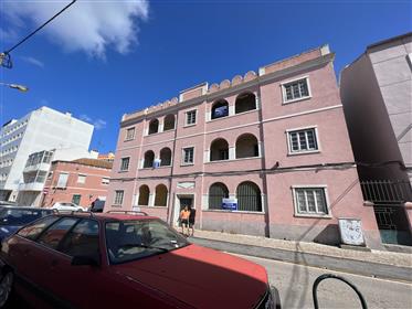 Charming vacant building, with 6 housing units next to the Museum of Almada