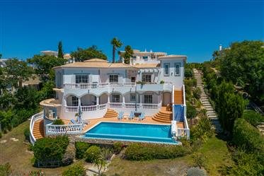 Luxe villa met prachtig uitzicht op de natuur en de zee