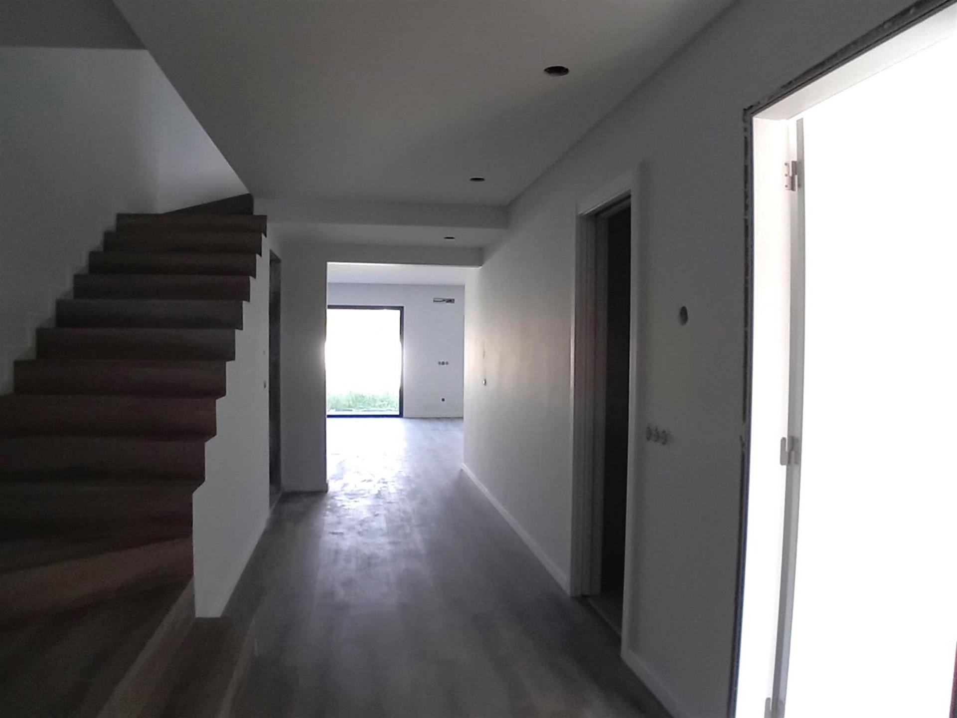 Contemporary 4 bedroom townhouse just a few minutes from Leiria