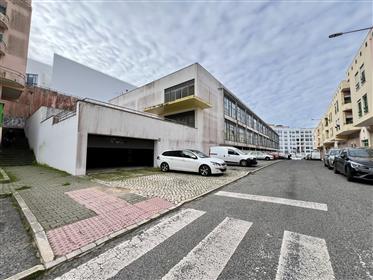 Building with 4520 m2 next to Pingo Doce de Fitares
