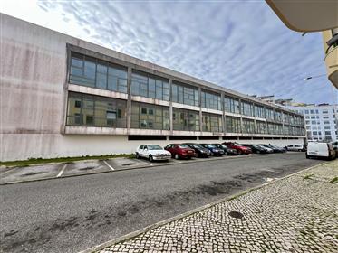 Building with 4520 m2 next to Pingo Doce de Fitares