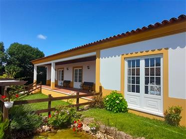 Single storey 4 bedroom villa, rustic house and 3,500 m² of land, just a few minutes from Óbidos