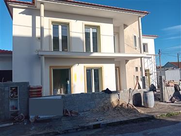 Uitstekende villa met 4 slaapkamers, in aanbouw in de stad Marinha Grande 