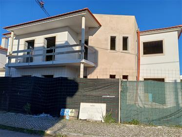 Excellent 4 bedroom villa, under construction in the city of Marinha Grande 