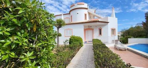 Villa individuelle de 3 chambres avec piscine à 800 mètres de la plage de Salgados à Galé