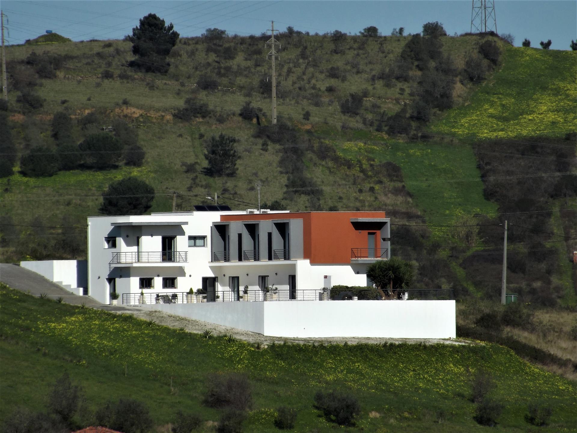 Contemporary 8 Bedroom Villa with Pool, Batalha