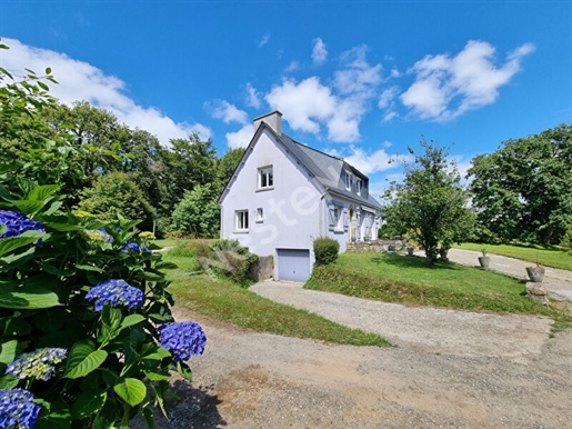 Saint Urbain - 9-room family house of 188m² on total basement