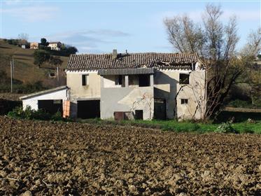 Kleiner Bauernhof, der in Osimo restauriert wird