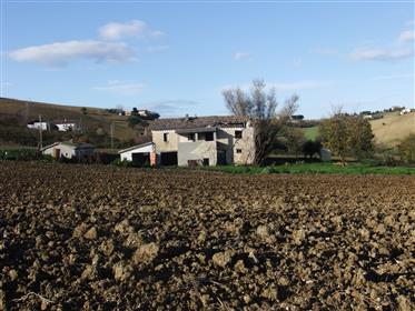 Kleiner Bauernhof, der in Osimo restauriert wird