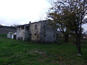 Petite ferme à restaurer à Osimo