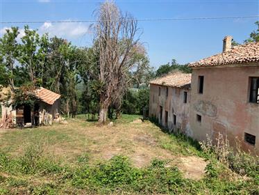 Dom wiejski do remontu w zacisznym i panoramicznym miejscu na wzgórzach Fano