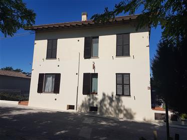 Dom wiejski całkowicie przebudowany w 6 umeblowanych apartamentach w Piticchio di Arcevia