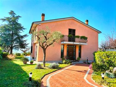 Villa dei Castelli: spacious stately home with garden and garage in Montecarotto.