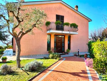 Villa dei Castelli: spacious stately home with garden and garage in Montecarotto.