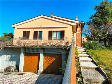 Villa dei Castelli: spaziosa abitazione signorile con giardino e garage a Montecarotto.