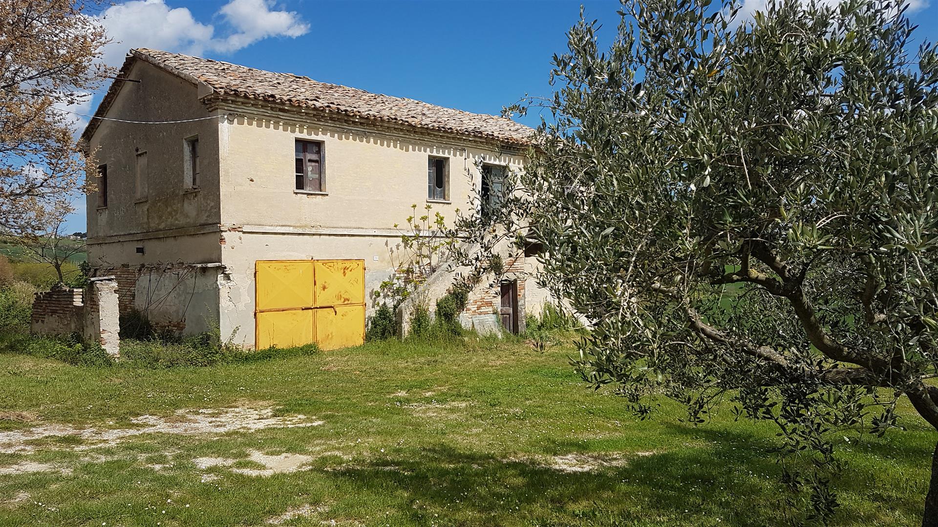 Casale di campagna da ristrutturare in posizione panoramica e appartata a poca distanza da Osimo