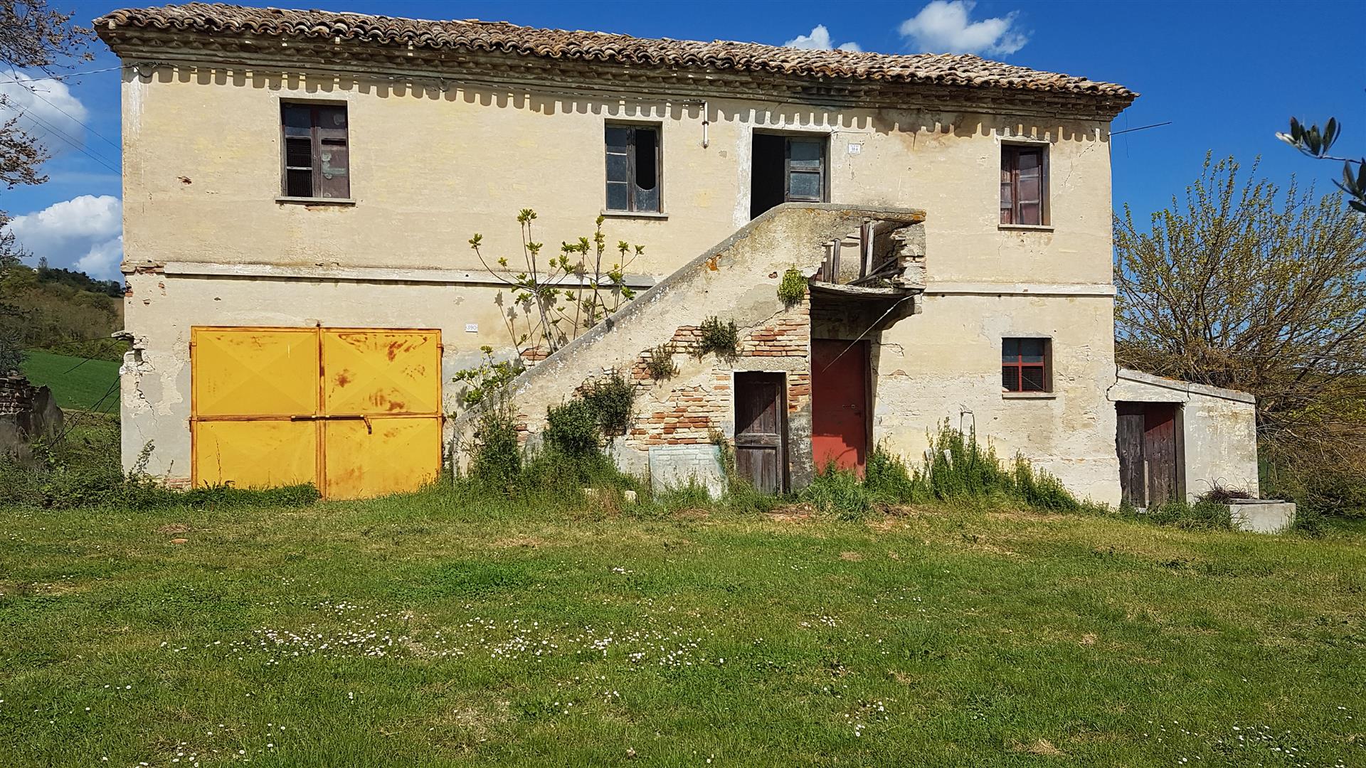 Casale di campagna da ristrutturare in posizione panoramica e appartata a poca distanza da Osimo