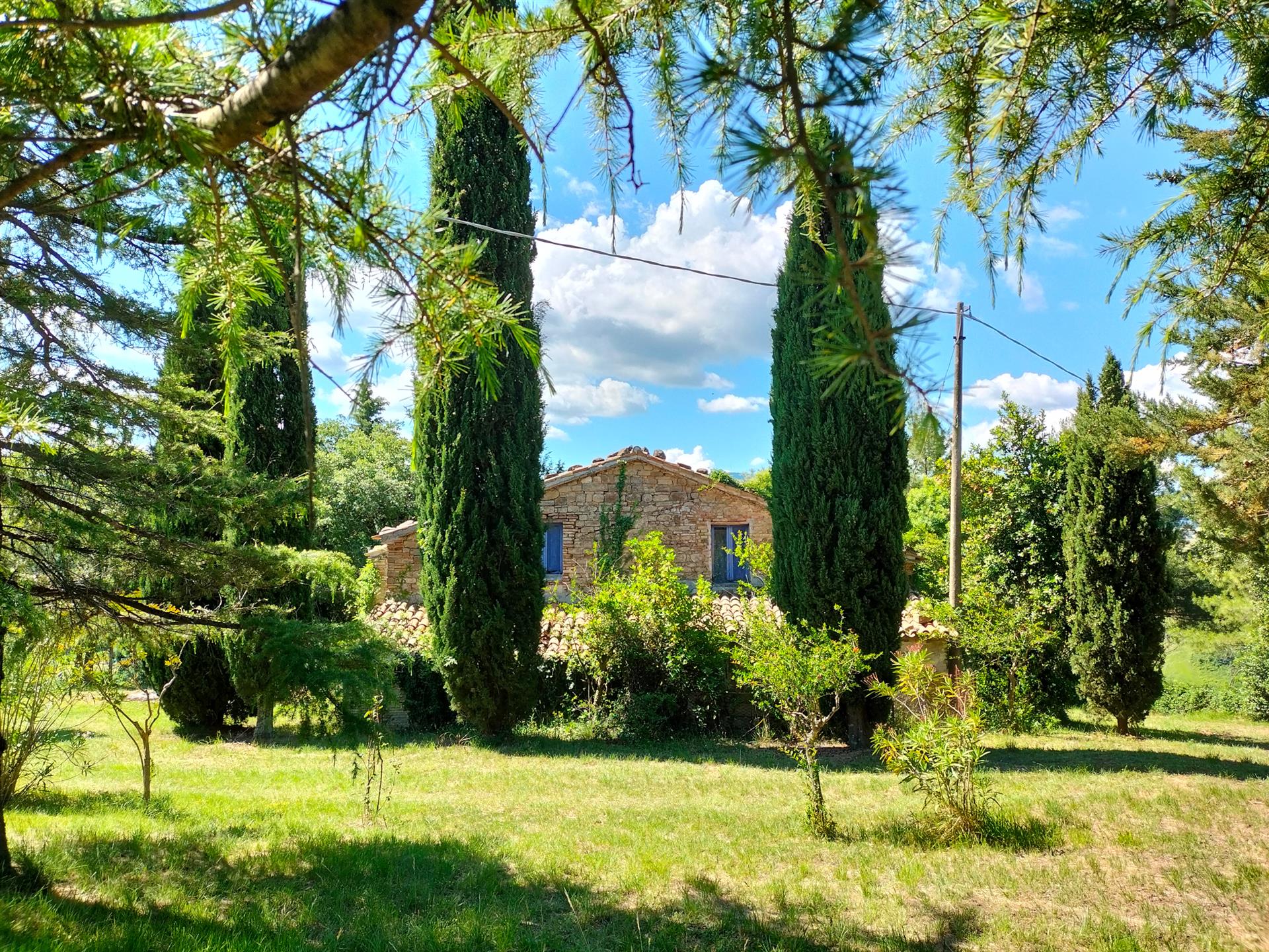 Ancienne ferme en pierre panoramique avec jardin et oliviers à Staffolo.