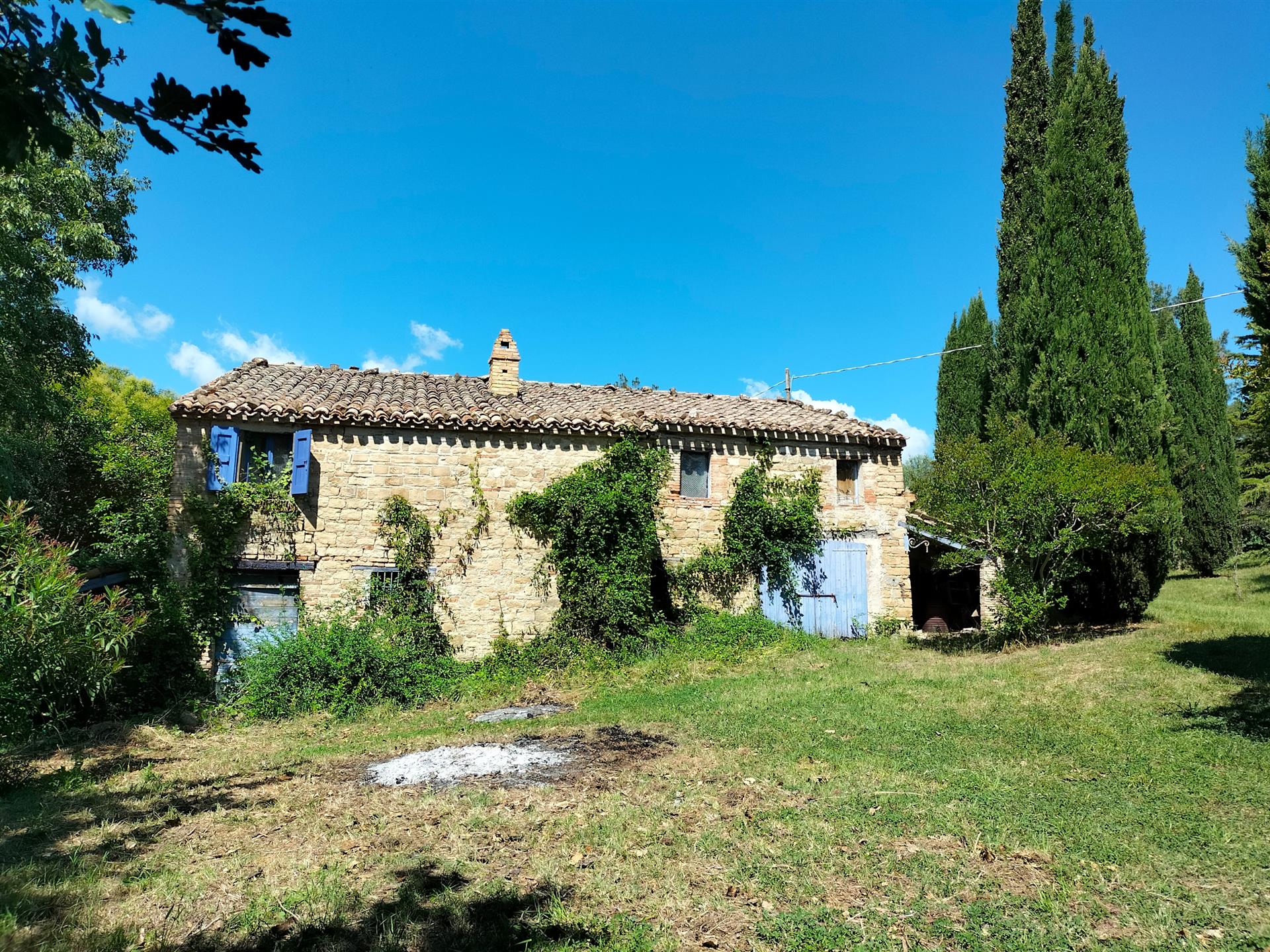 Ancienne ferme en pierre panoramique avec jardin et oliviers à Staffolo.