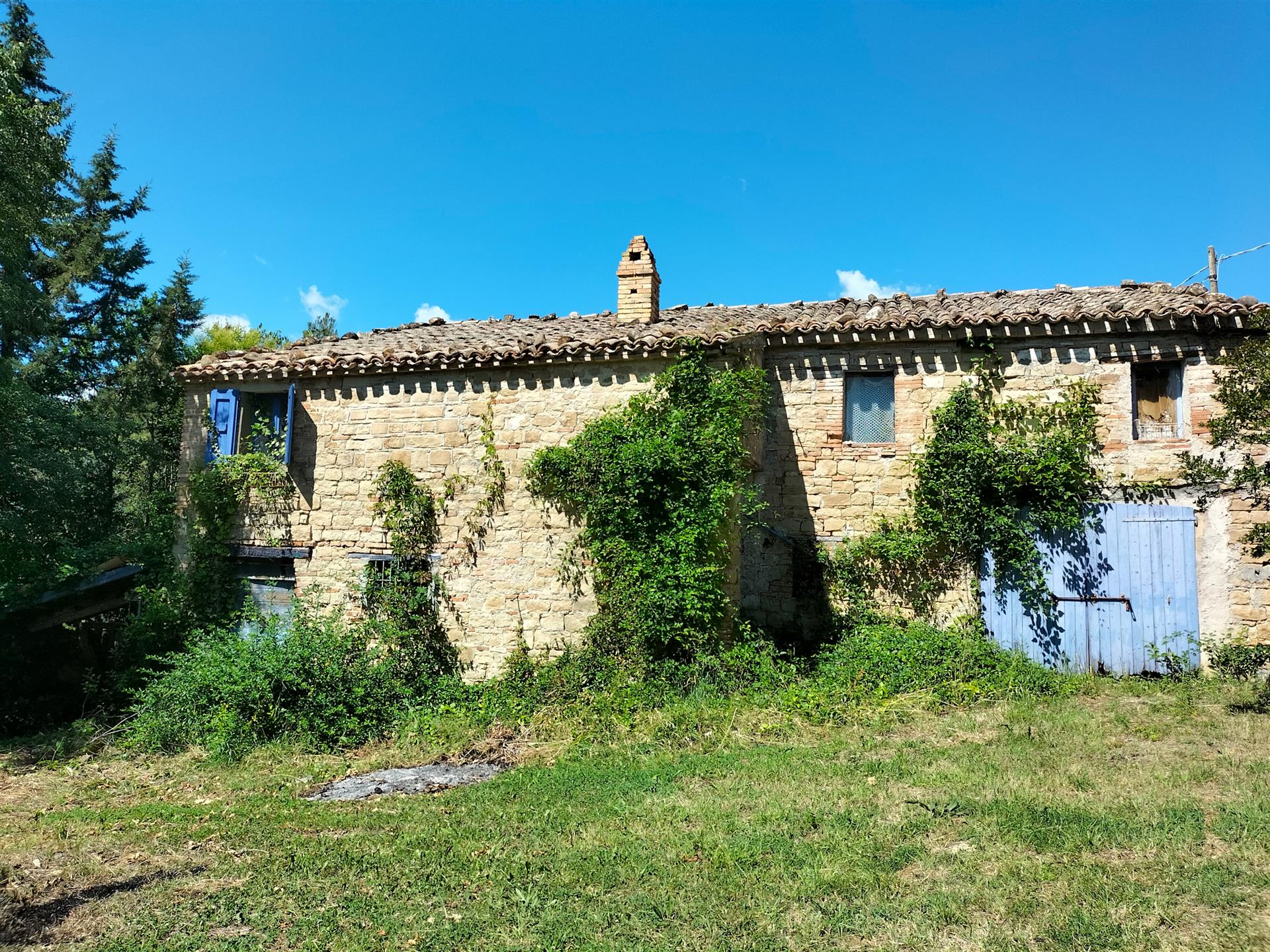 Ancienne ferme en pierre panoramique avec jardin et oliviers à Staffolo.