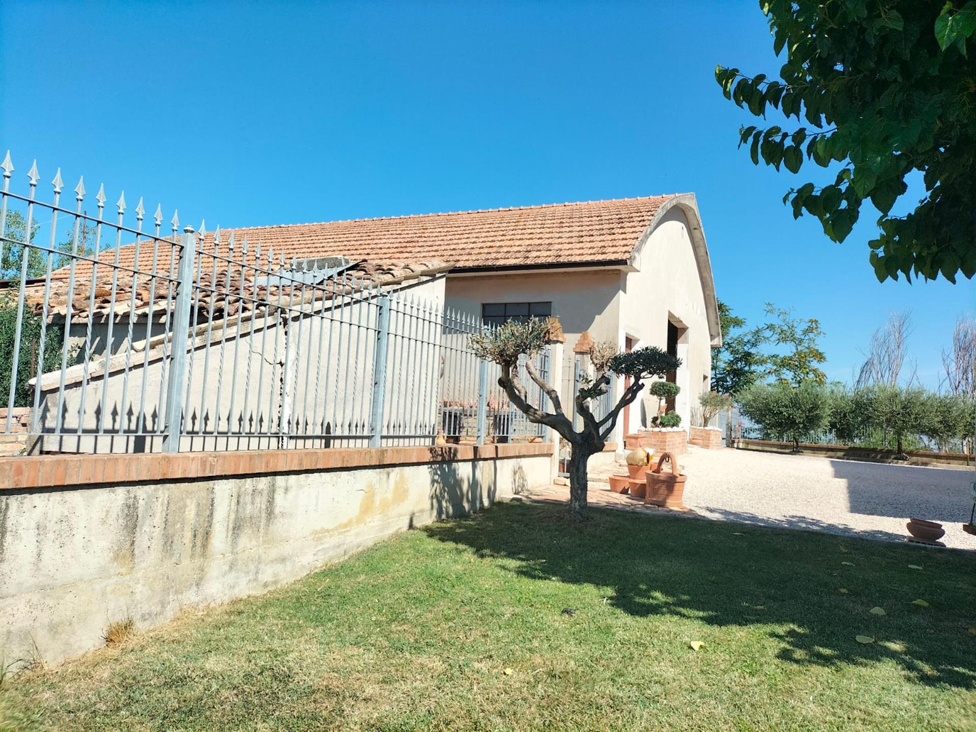 Villa im Bauernhausstil der Marken mit Garage und Scheune auf den Hügeln von Jesi