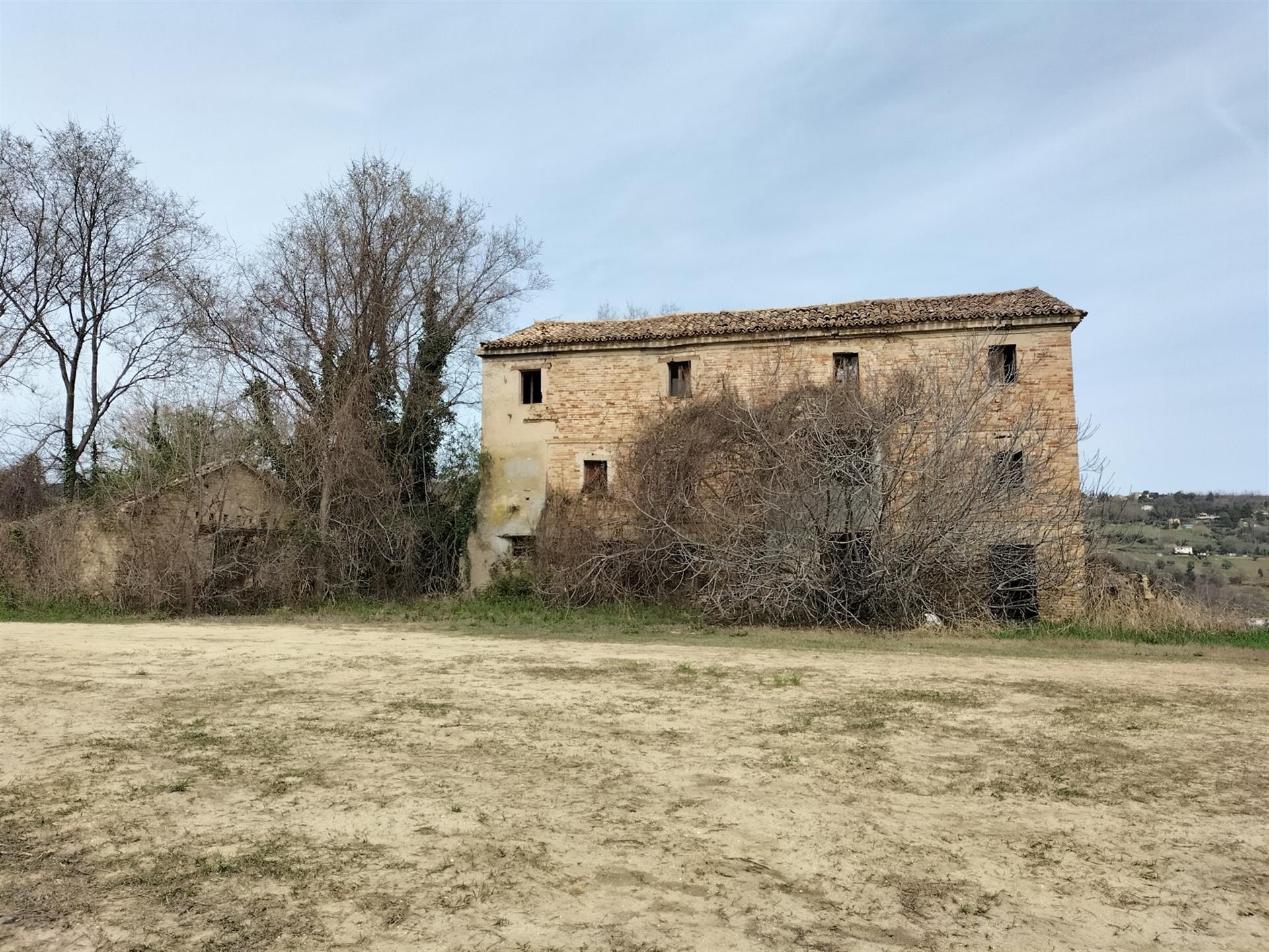 Ancient panoramic farmhouse and flat courtyard in Osimo