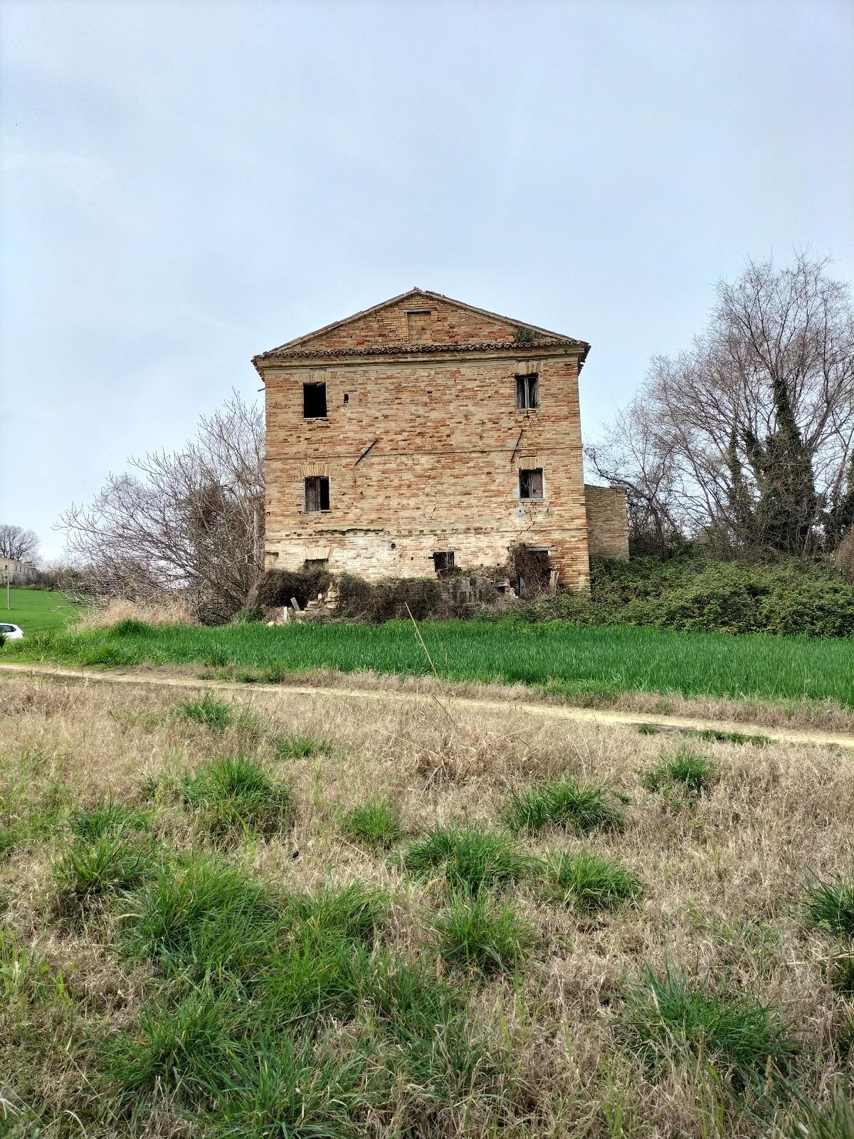 Ancient panoramic farmhouse and flat courtyard in Osimo