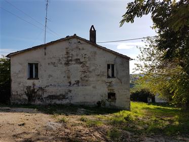 Typisches Bauernhaus, restaurierungsbedürftig