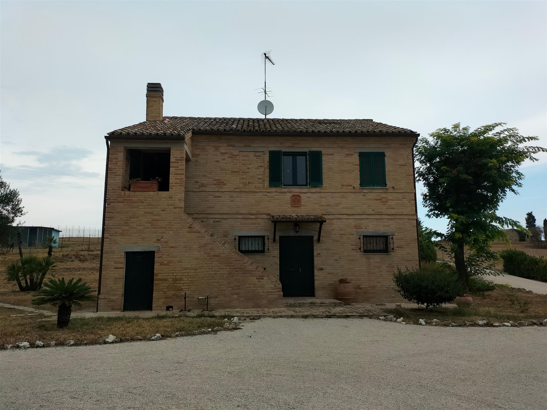 Panoramic country villa completely renovated and located in the Municipality of Recanati 