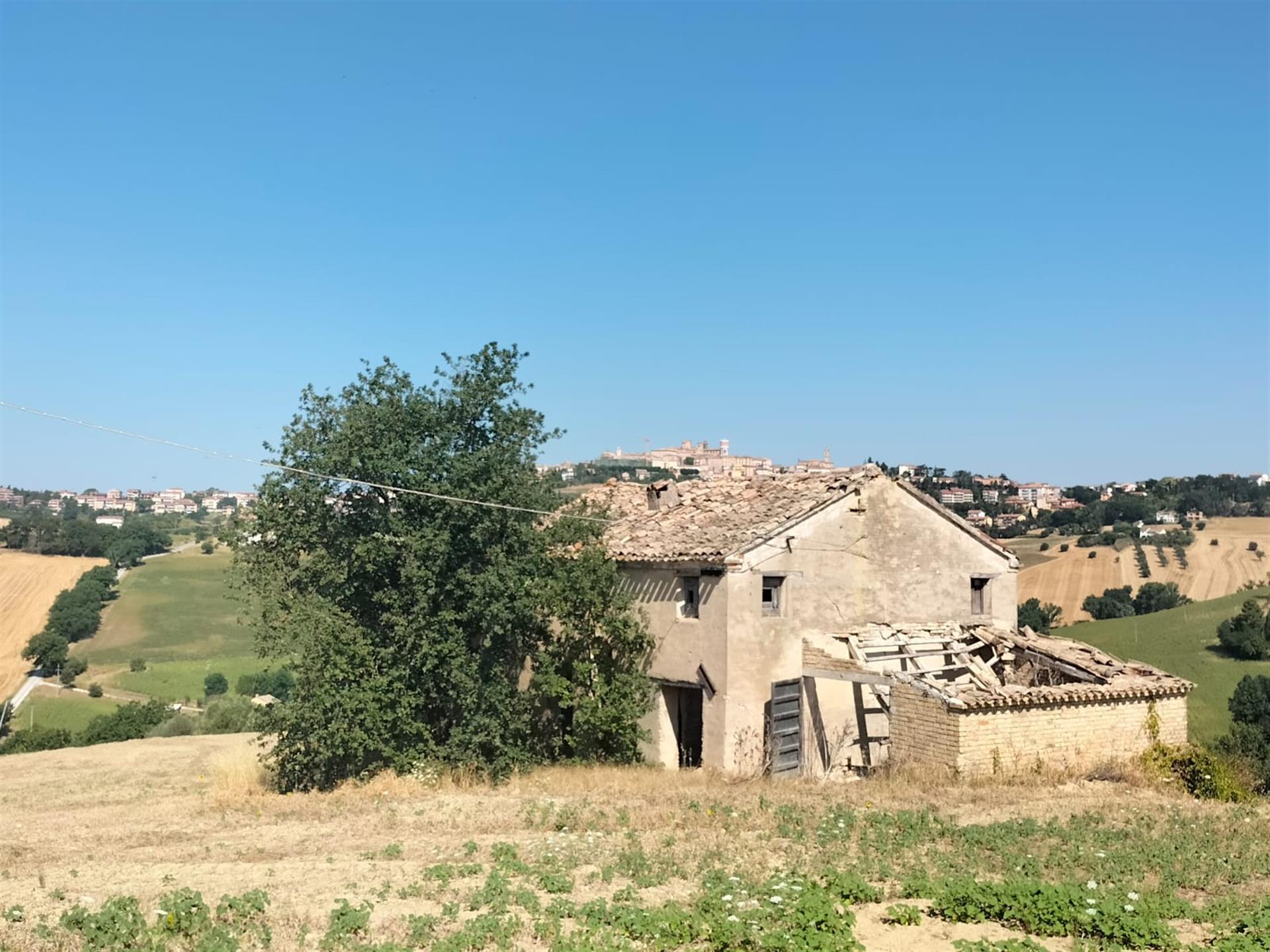 Petite ferme à restaurer située dans une zone panoramique au sommet d’une colline face à la