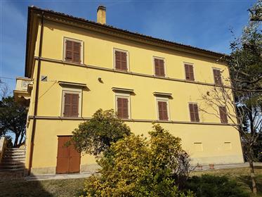 Ancient nineteenth-century villa of 770 square meters with park in the Marche