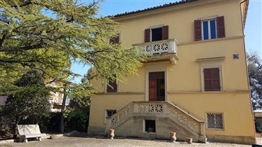 Ancient nineteenth-century villa of 770 square meters with park in the Marche