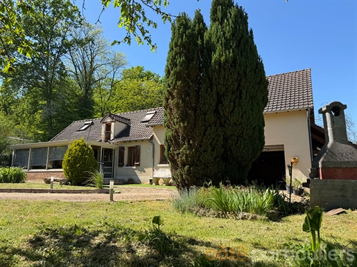 Woonhuis met afgesloten tuin en garage, in rustige omgeving nabij het Tronçais-woud