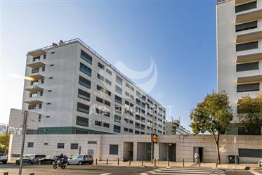 2 Chambres avec balcon, 2 Wc, place de parking et débarras, Benfica, Lisbonne