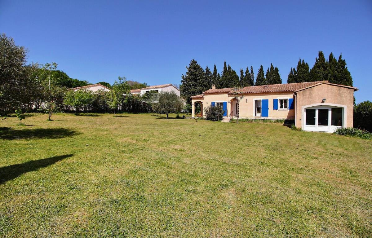 Villa T5 of 118 m² with garden with swimming pool 