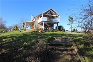 Boerderij met prachtig uitzicht, ideaal voor paarden met bijna 6 ha grond en 2 stenen huizen