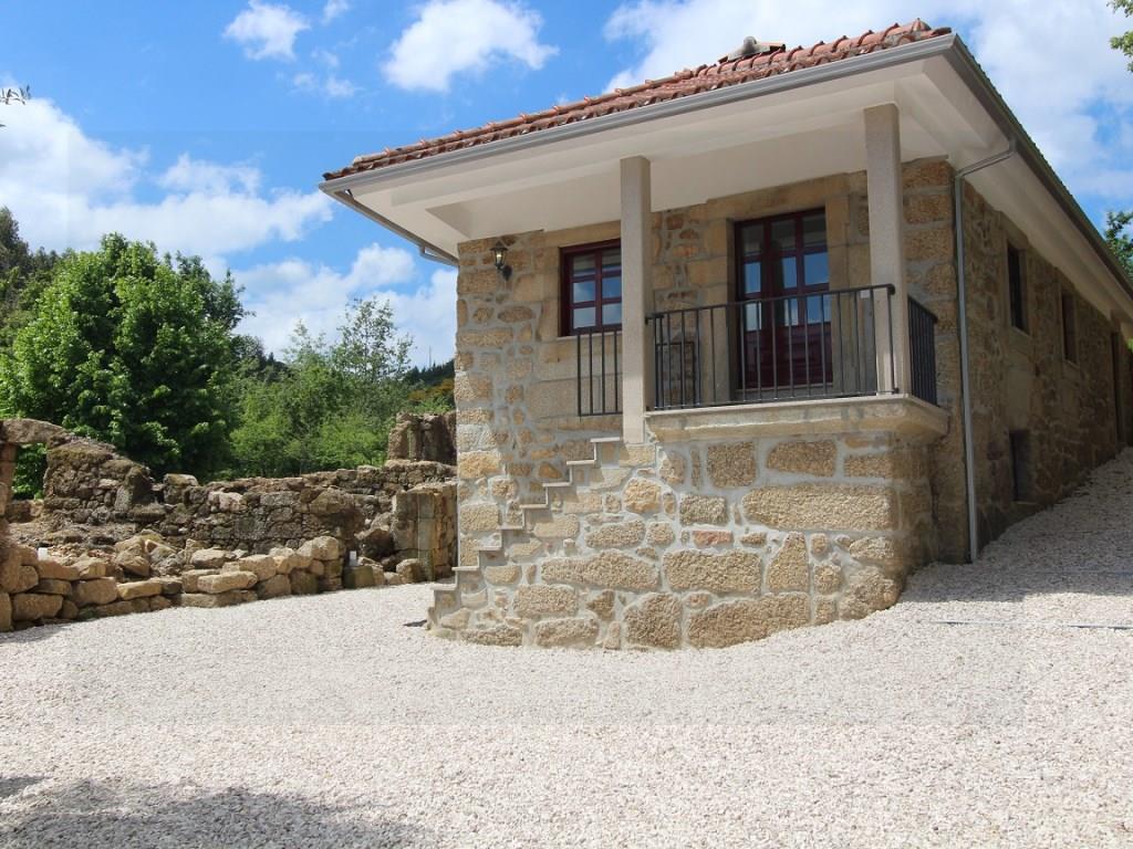 Rustiek huis met 2 slaapkamers, in graniet, met bijgebouwen en land, tussen Tábua en Oliveira do Ho