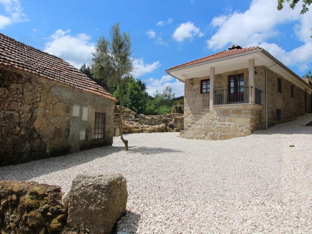 Rustiek huis met 2 slaapkamers, in graniet, met bijgebouwen en land, tussen Tábua en Oliveira do Ho