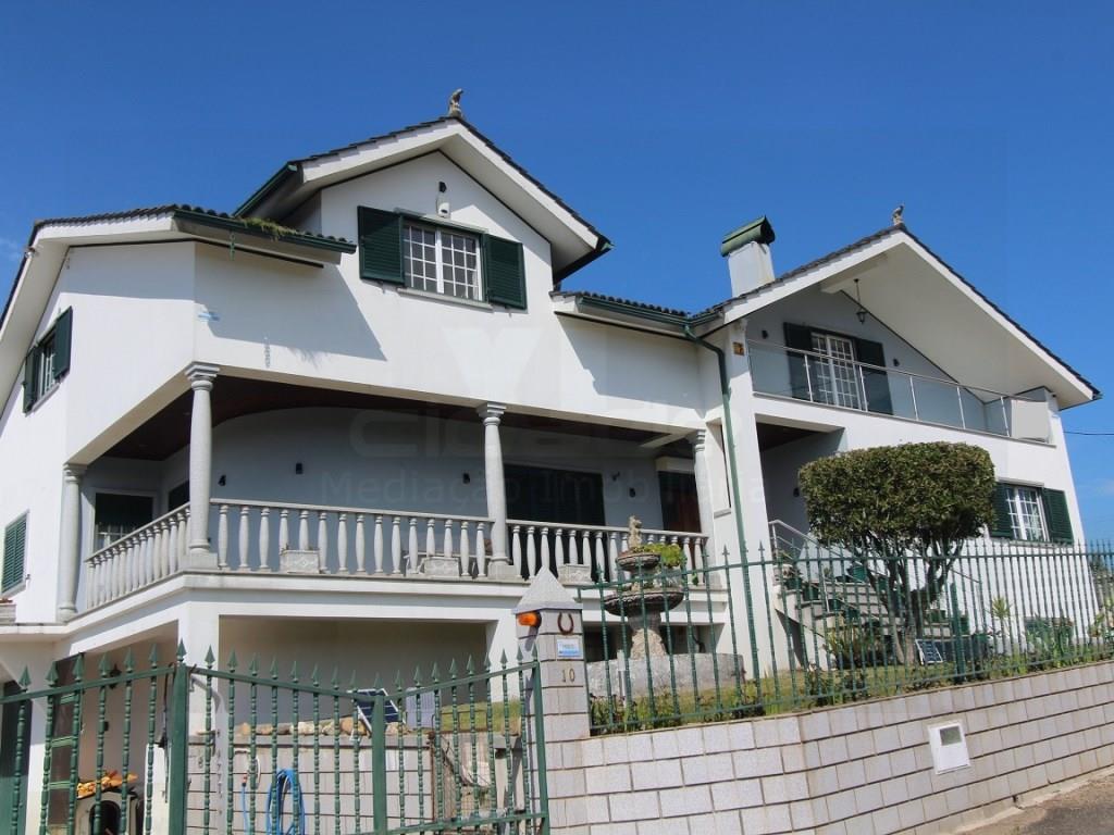 5 bedroom villa with land, in Covas - Stunning Views and Absolute Comfort